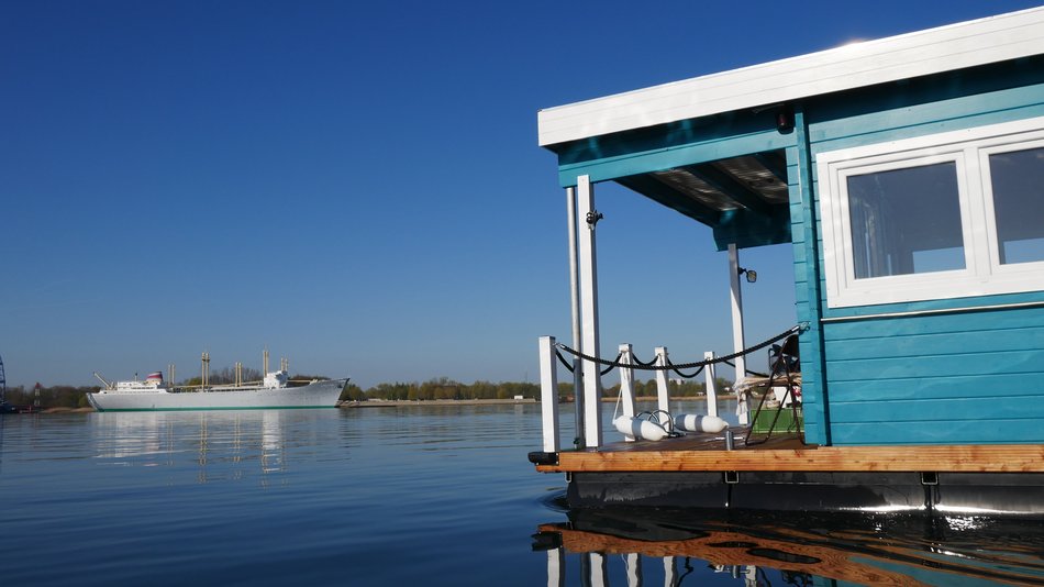 Flusssauna Rostock kommt auf der Warnow an